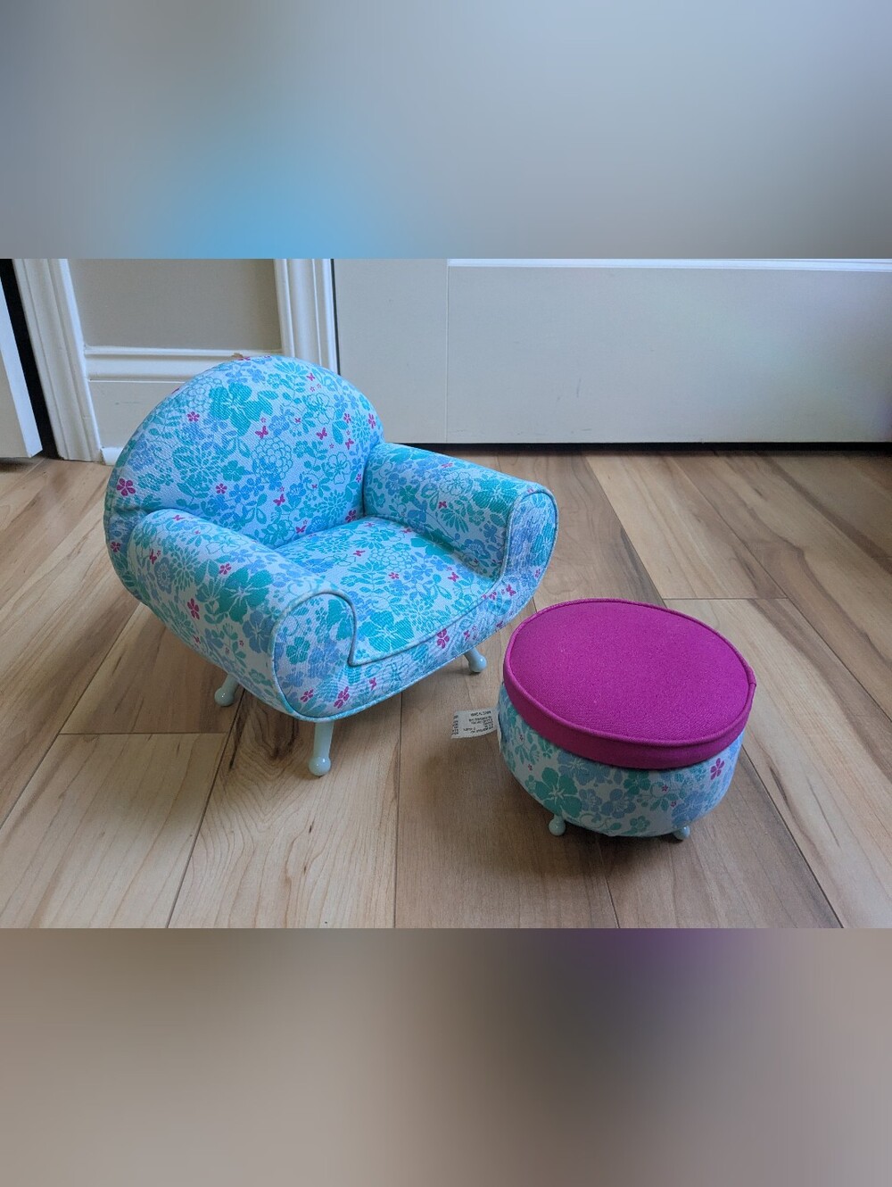 Like New American Girl Kanani Lounge Chair And Ottaman